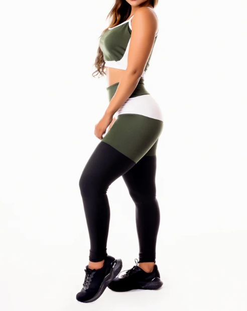 Conjunto Fitness Feminino calça legging Levanta Bumbum preta com verde militar e branco cintura alta e cropped alcinha