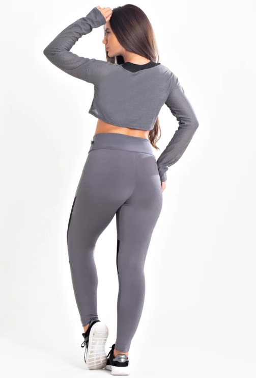 Conjunto calça legging com tela DryFit e cropped de tela manga longa cinza aço