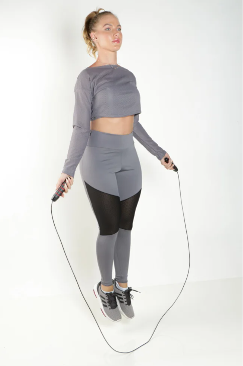 Conjunto calça legging com tela DryFit e cropped de tela manga longa cinza aço