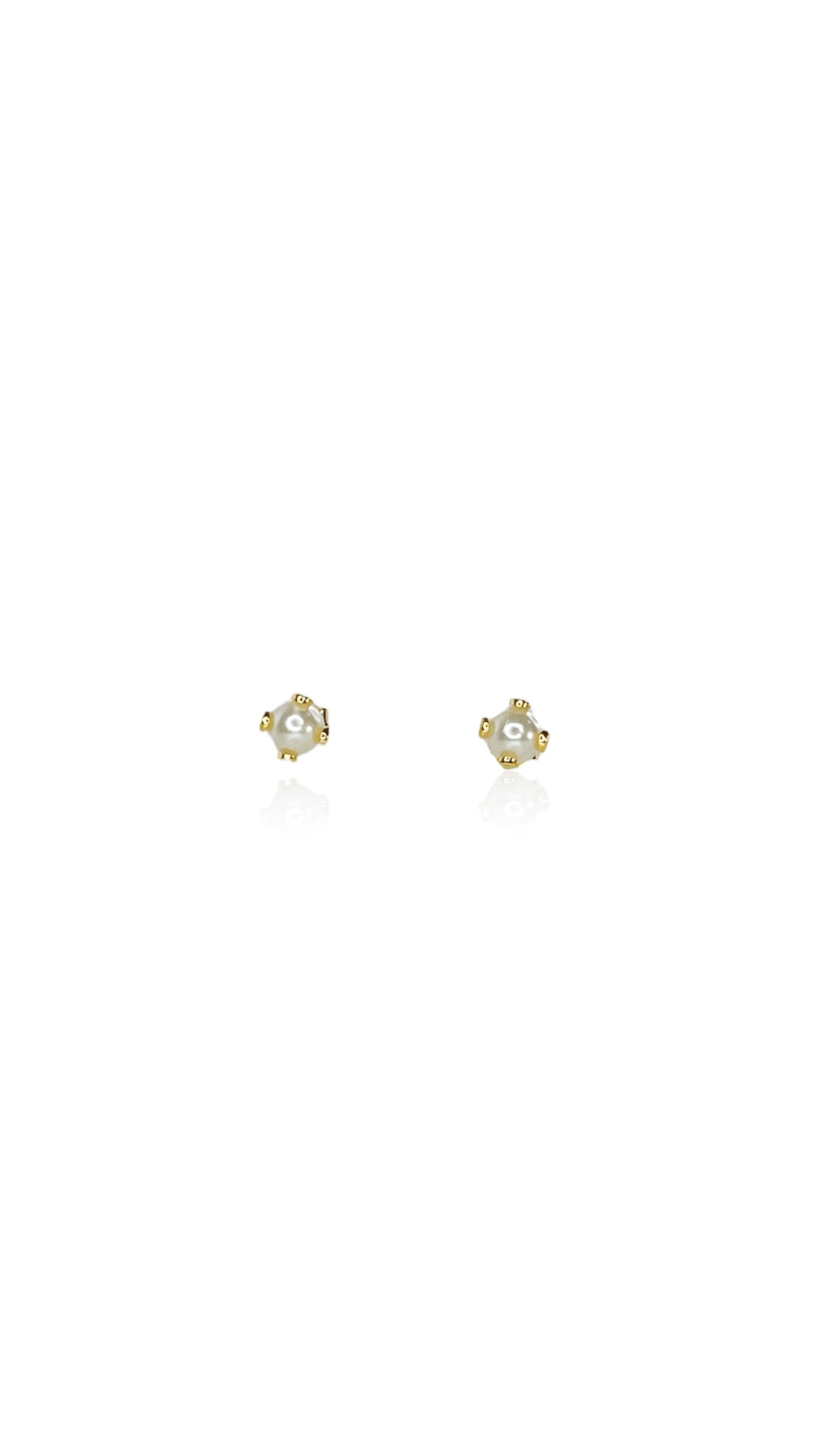 Brinco Pequeno de Pérola Trabalhado Banhado em Ouro 18k