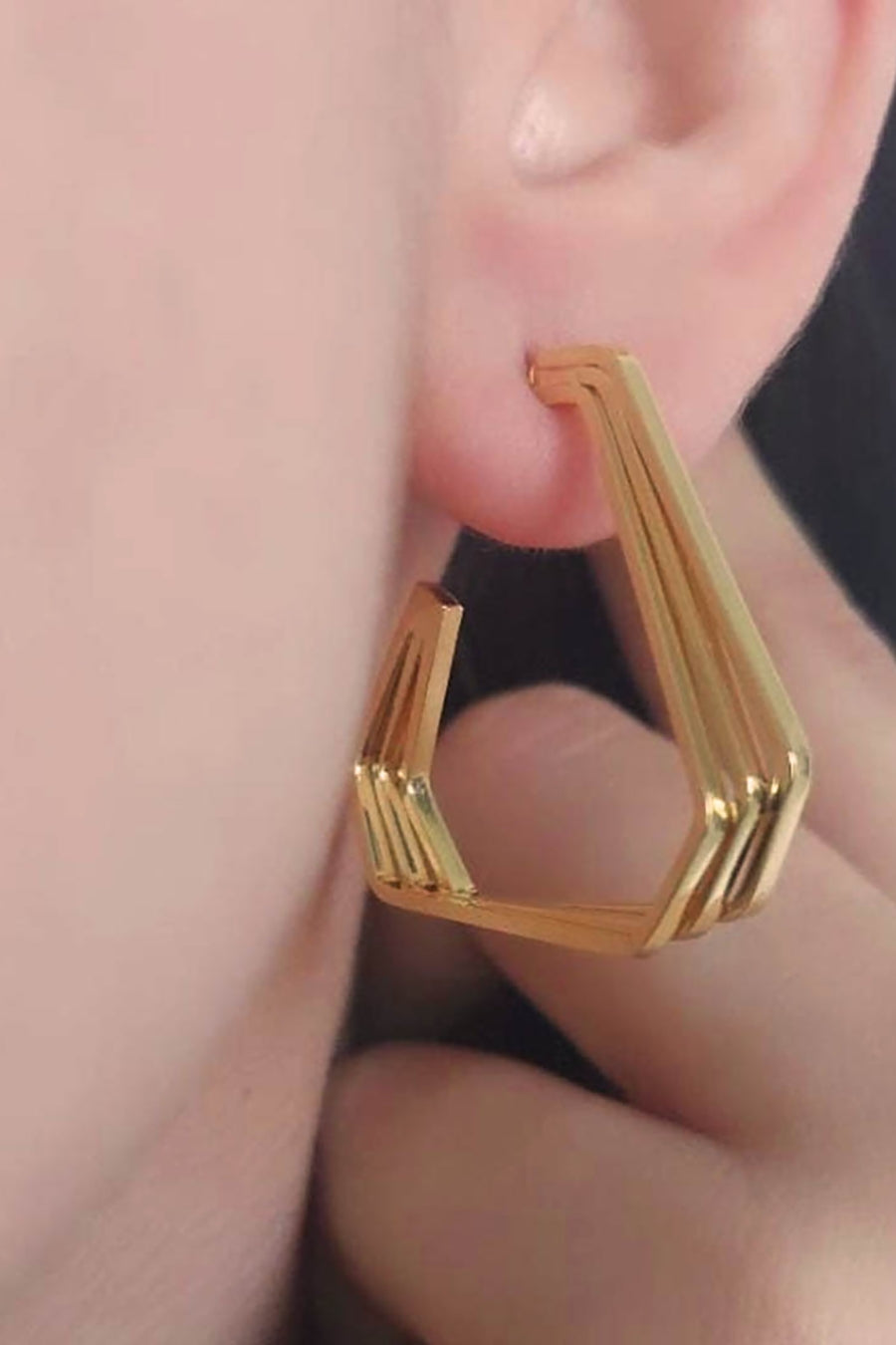 Brinco Argola Três Triangulos Banhado em Ouro 18k