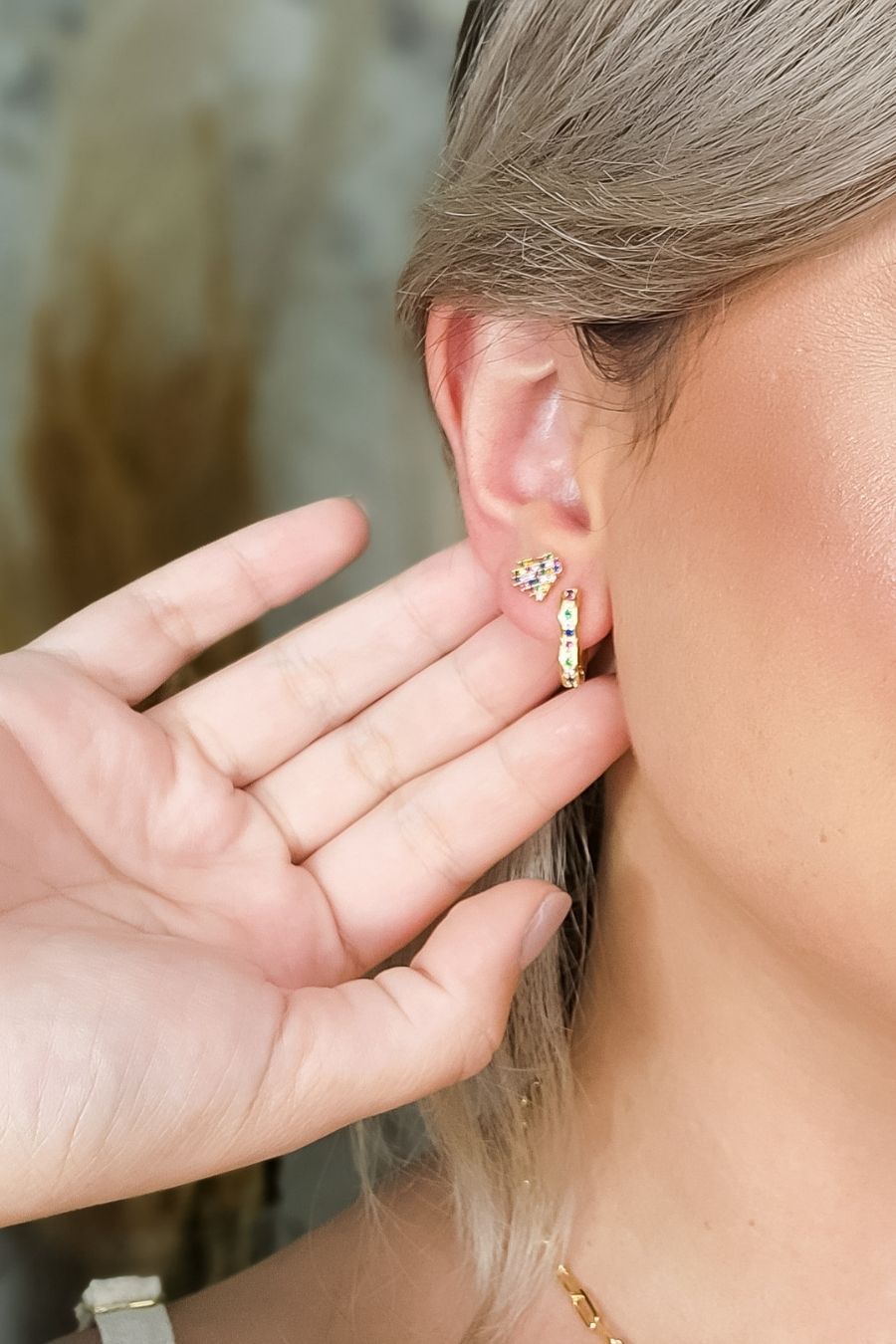 Brinco Coração Com Zircônias Coloridas Banhado em Ouro 18k