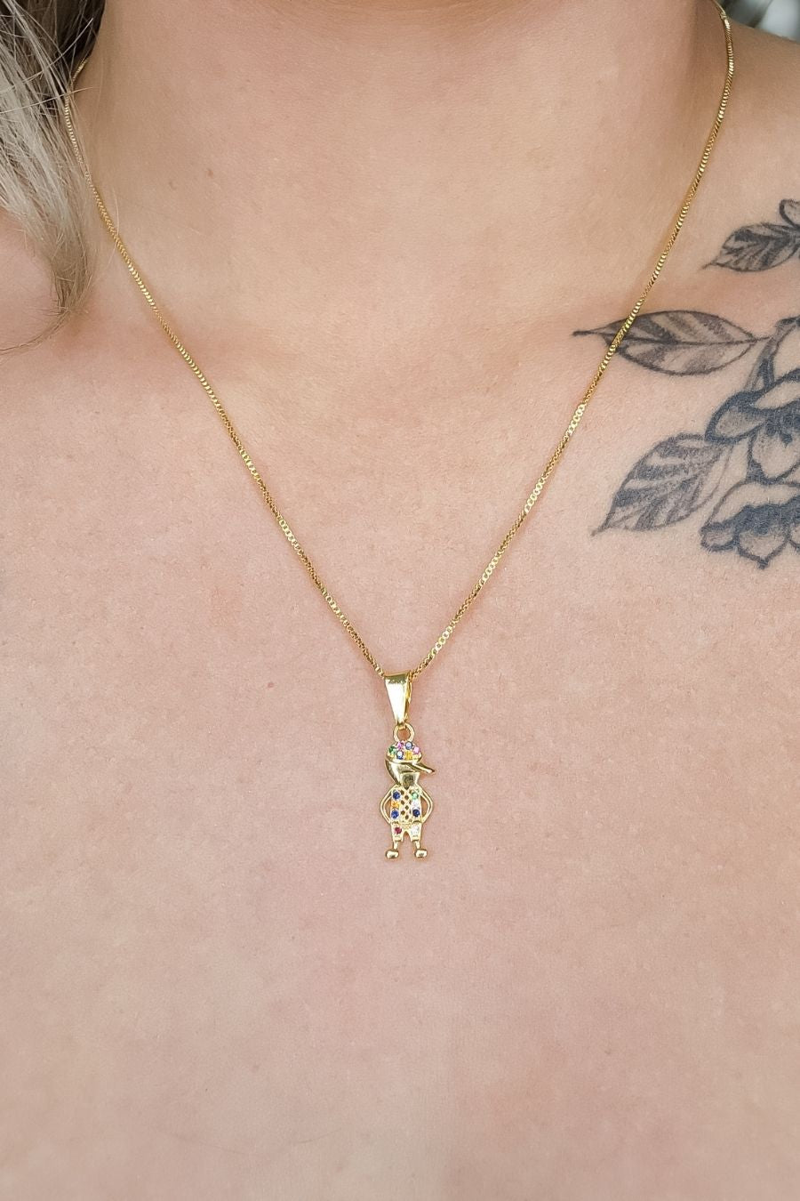 Colar Pingente Menino com Zircônia Colorida Banhado em Ouro 18k
