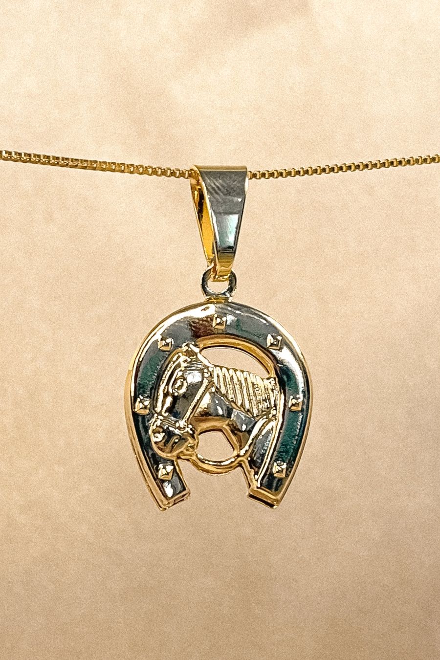Pingente Ferradura com Cavalo Banhado em Ouro 18k