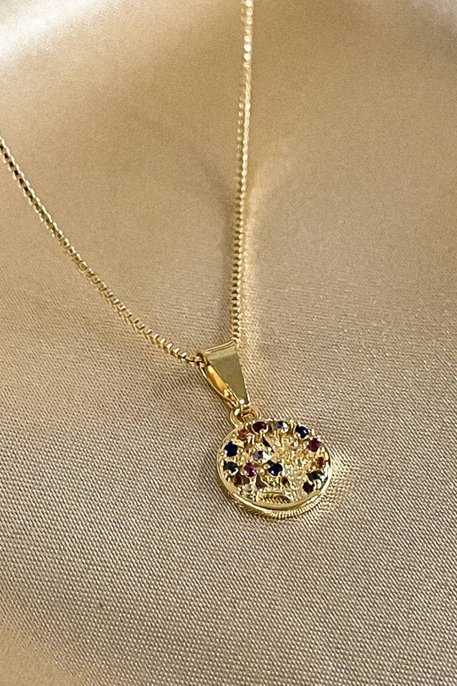 Colar Pingente Árvore da Vida com Zircônias Coloridas Banhado em Ouro 18k