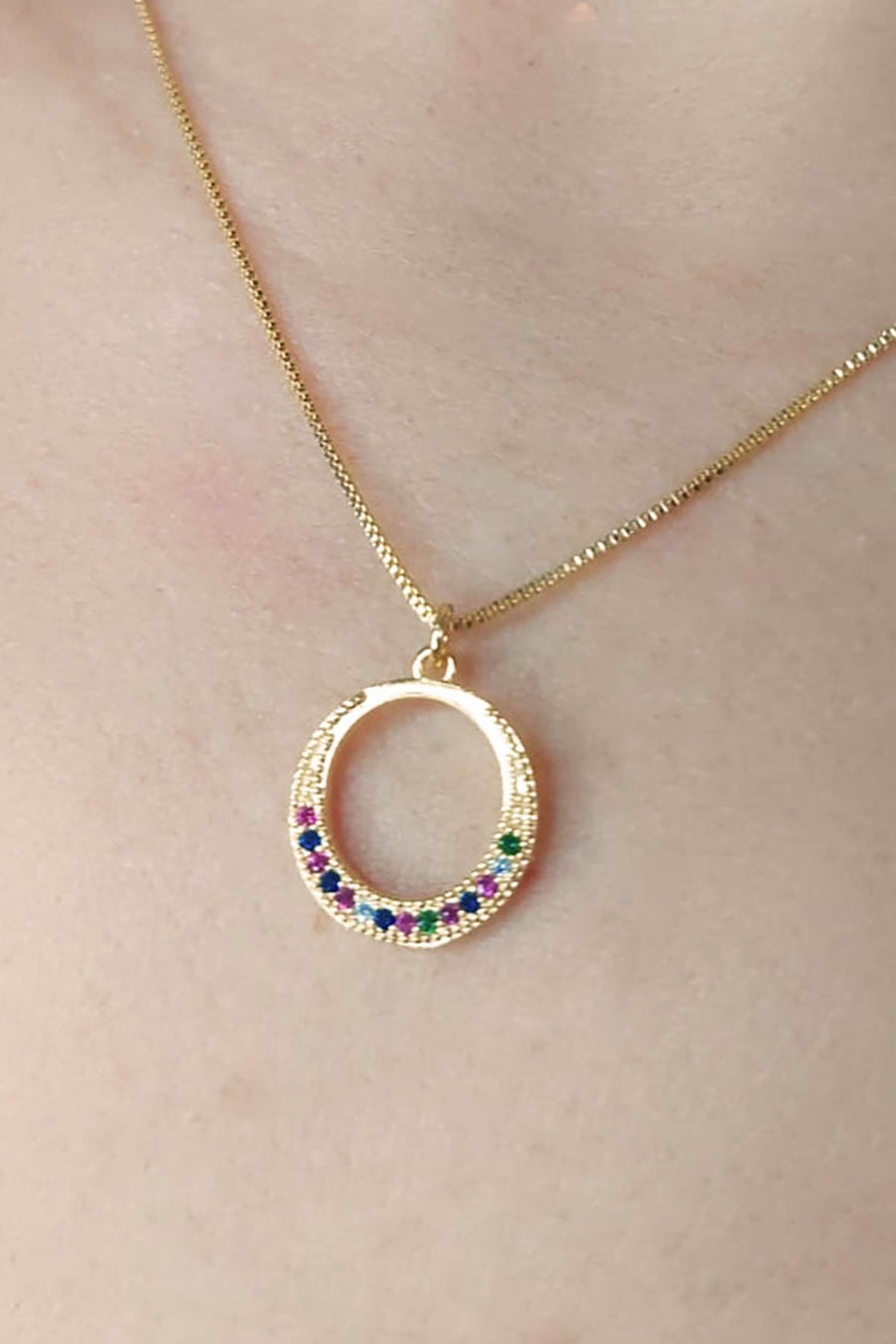 Colar de Circulo com Metade em Zircônia Colorida Banhado em Ouro 18k