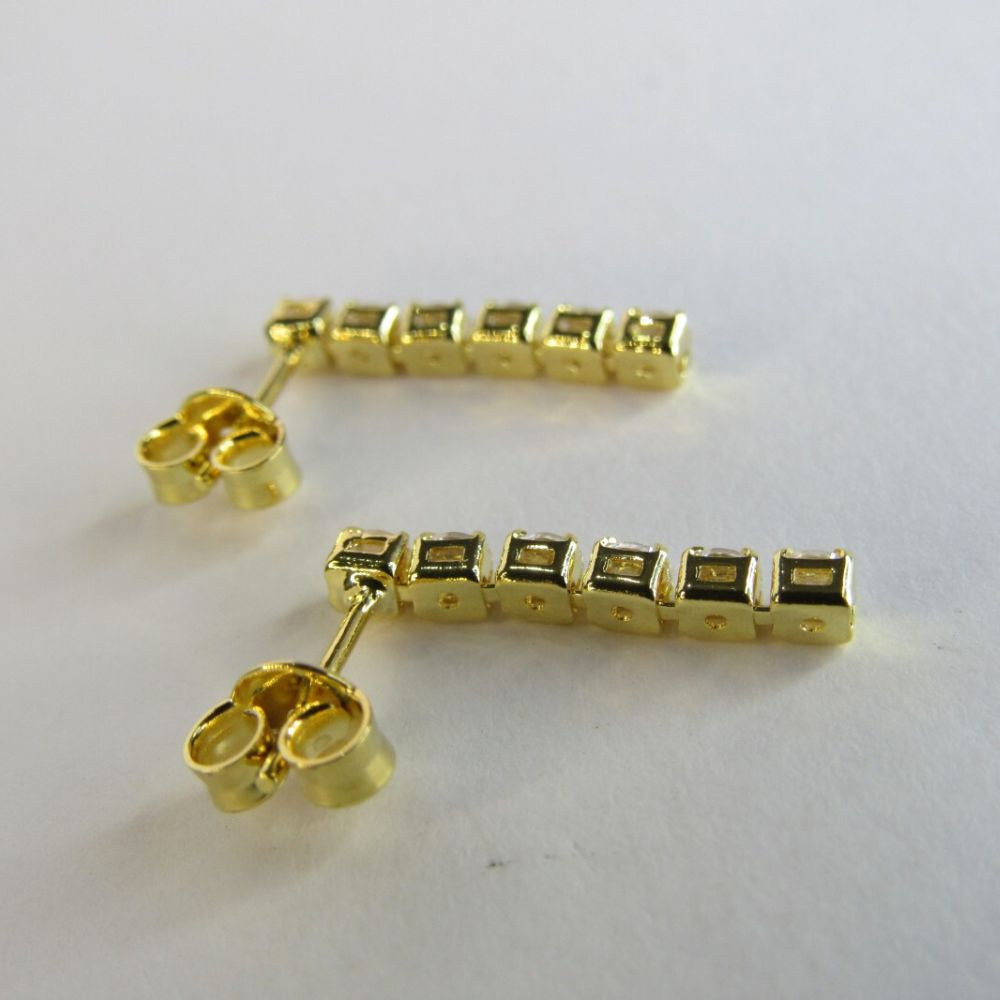 Brinco Pequeno Fio Com Cinco Zircônia Banhado em Ouro 18k