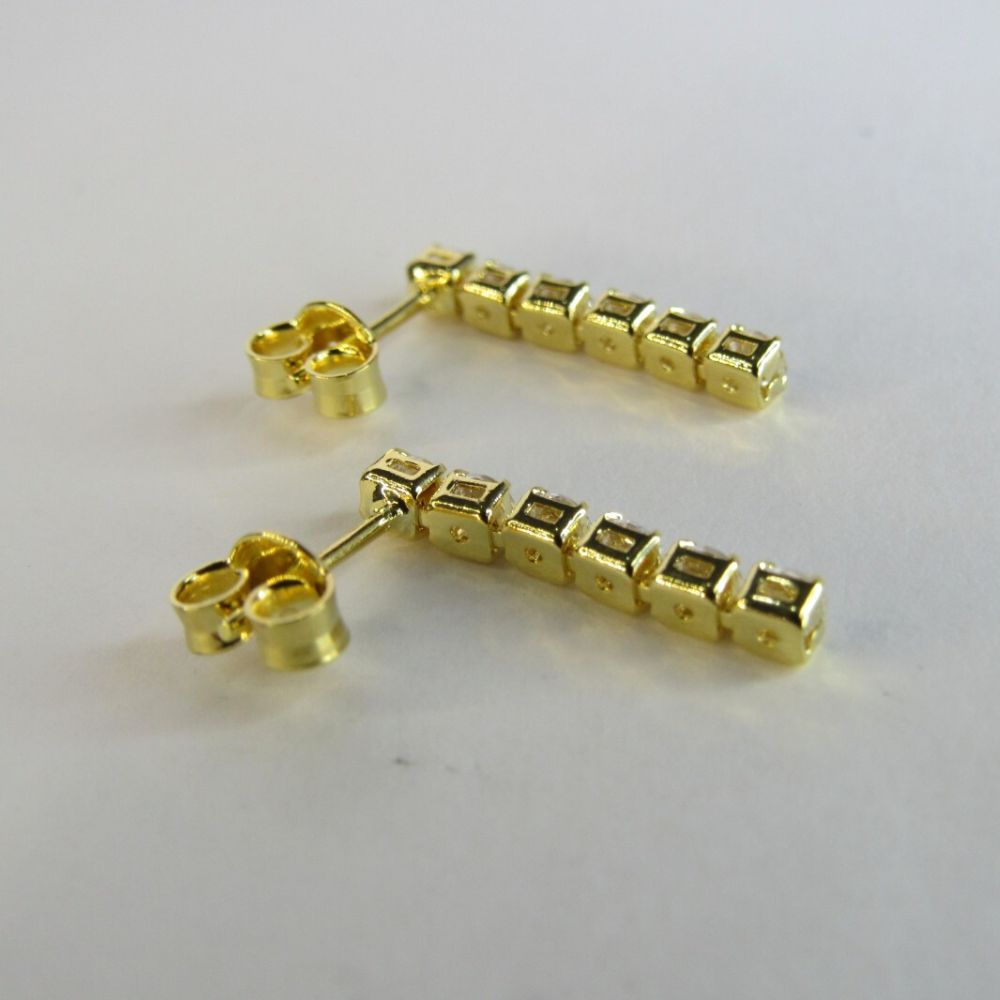 Brinco Pequeno Fio Com Cinco Zircônia Banhado em Ouro 18k