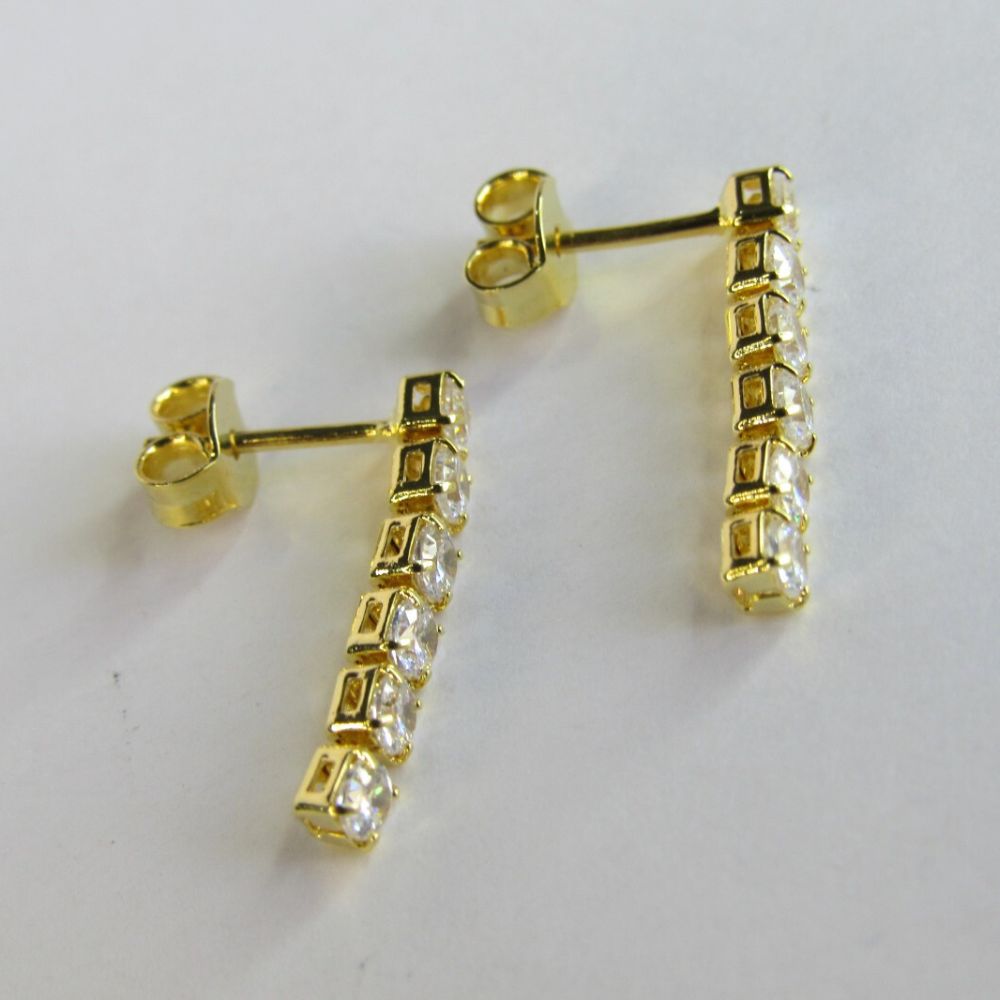 Brinco Pequeno Fio Com Cinco Zircônia Banhado em Ouro 18k