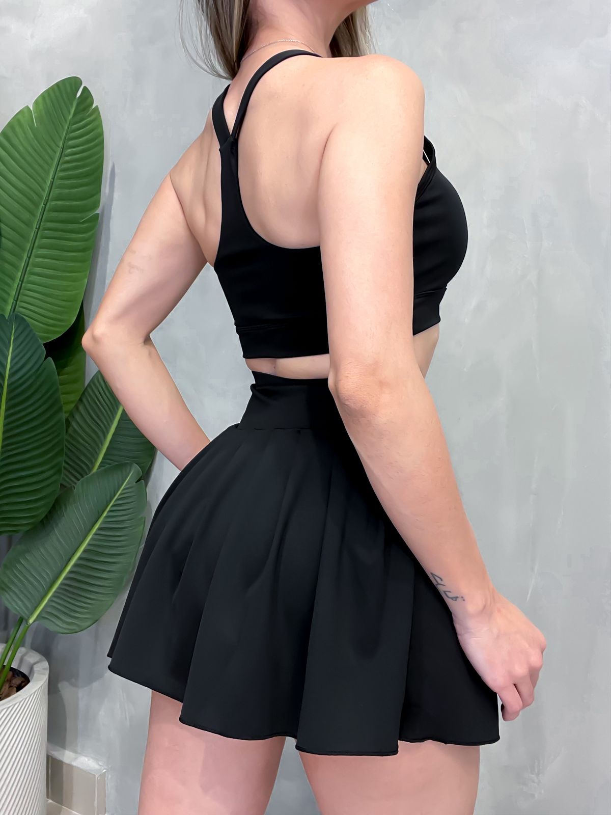 Conjunto Fitness em Poliamida Top Nadador e Shorts Saia Plissado Camila Ref. 161