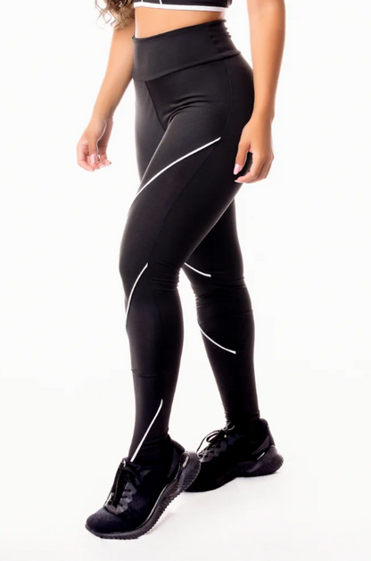 Calça legging preta com detalhe lateral em vivo branco cintura alta