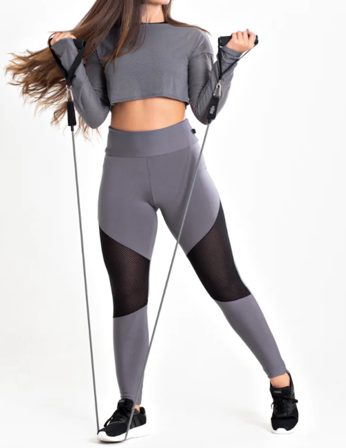 Conjunto calça legging com tela DryFit e cropped de tela manga longa cinza aço