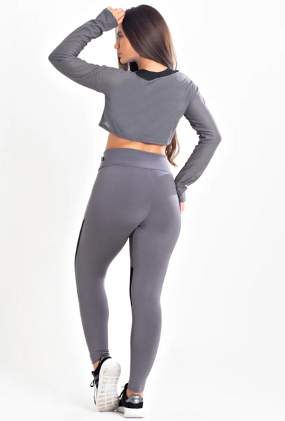 Conjunto calça legging com tela DryFit e cropped de tela manga longa cinza aço