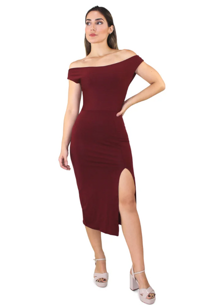 Vestido ombro a ombro com fenda