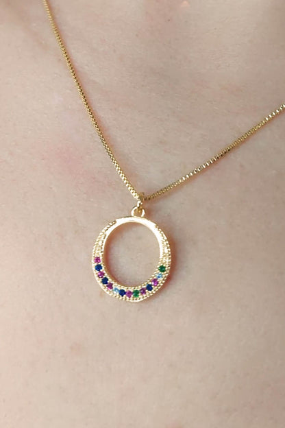 Colar de Circulo com Metade em Zircônia Colorida Banhado em Ouro 18k