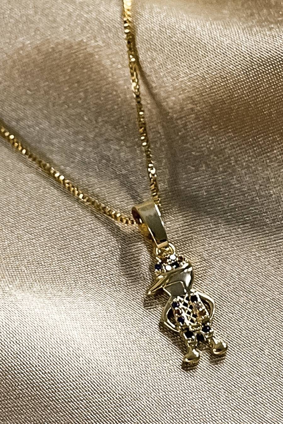 Colar Pingente Menino com Zircônia Colorida Banhado em Ouro 18k