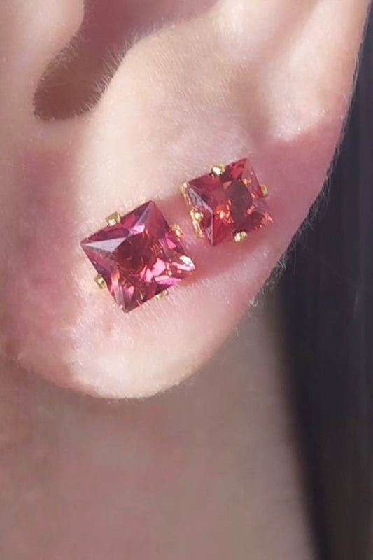 Duo Quadrado de Zircônias Vermelhas Banhado em Ouro 18k