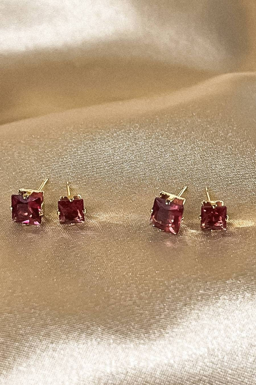 Duo Quadrado de Zircônias Vermelhas Banhado em Ouro 18k