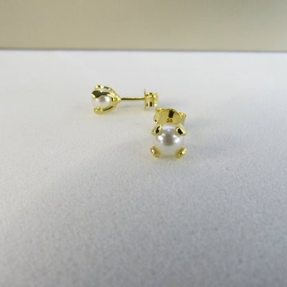 Brinco Pequeno de Pérola Trabalhado Banhado em Ouro 18k