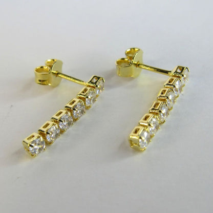 Brinco Pequeno Fio Com Cinco Zircônia Banhado em Ouro 18k