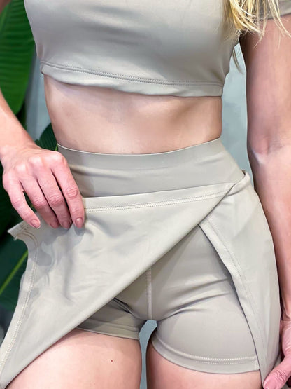 Conjunto Fitness em Polimida Cropped e Shorts Saia Amanda Ref. 1610